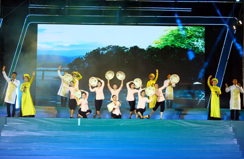 Khai mạc giải chạy Nông thôn Việt marathon - Nghệ An 2023 “Cùng Faith về miền Ví Giặm”