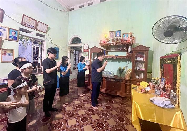 Ông Nguyễn Ngọc Ân thắp hương, kính viếng cô Mai Thị Yến. Ảnh: moet.gov.vn
