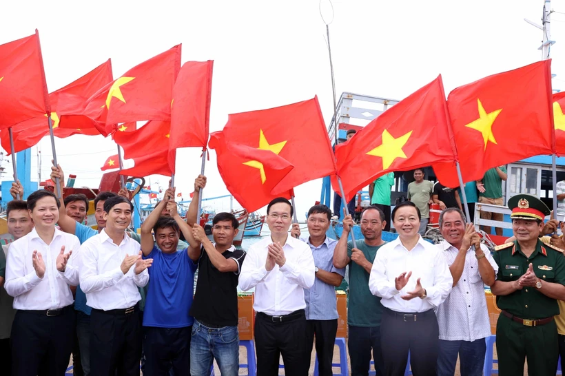 Chủ tịch nước Võ Văn Thưởng thăm và làm việc tại huyện đảo Phú Quý, Bình Thuận