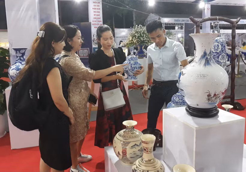 Khai mạc Triển lãm các sản phẩm OCOP, thủ công mỹ nghệ