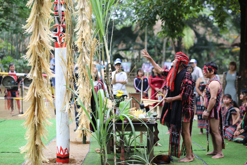 Thầy cúng làm lễ báo cáo Yàng về việc dựng cây nêu đã xong và tốt đẹp. Ảnh: Phương Loan