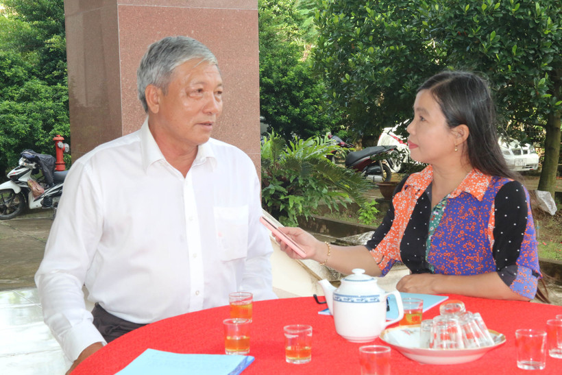 Ông Phạm Văn Lẹ (ấp Kênh Nhiếm, xã Phú Thạnh, huyện Tân Phú Đông, tỉnh Tiền Giang) chia sẻ về mô hình sản xuất hiệu quả của mình. Ảnh: Minh Trí - TTXVN