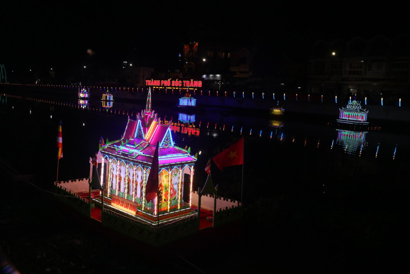 Những chiếc đèn mang dáng dấp của những ngôi chùa tại địa phương được thiết kế công phu sáng tạo, cách điệu, hài hòa với không gian sông nước. Ảnh: Tuấn Phi - TTXVN