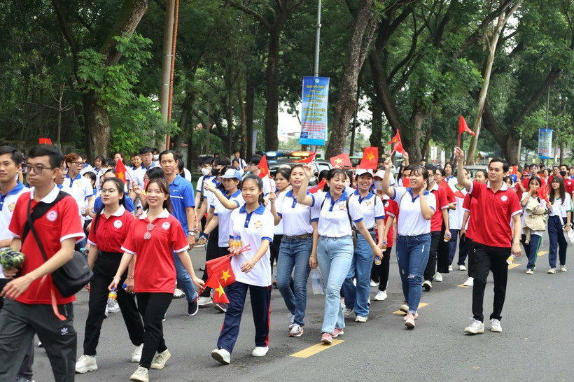 Khoảng 5.000 người tham gia Chương trình đi bộ đồng hành “Vì người nghèo”