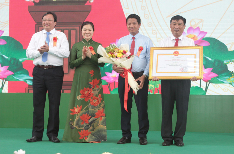 Huyện Duyên Hải đón bằng công nhận đạt chuẩn nông thôn mới