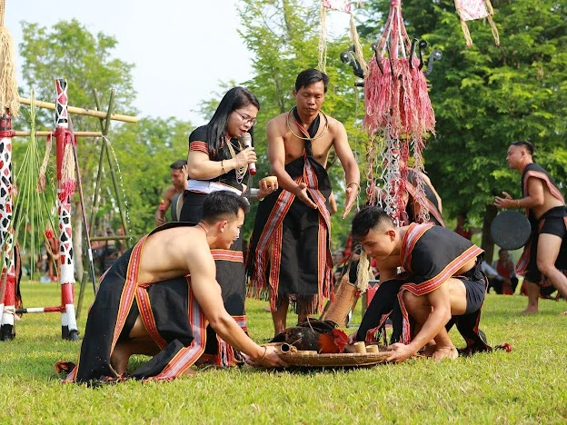 Tái hiện lễ cúng máng nước của đồng bào Ca Dong