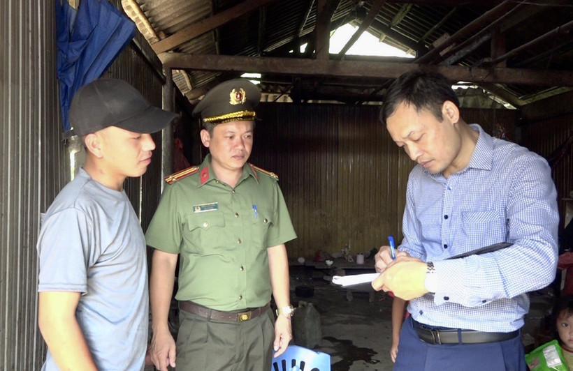 Cán bộ phòng An ninh Nội địa, Công an tỉnh Yên Bái thường xuyên lên các bản có người Mông sinh sống để tuyên truyền. Ảnh: Tuấn Anh-TTXVN
