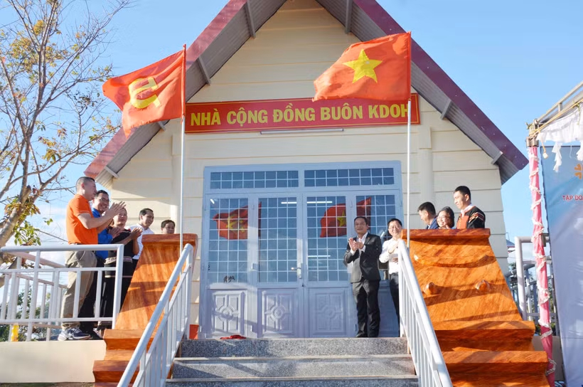 Khánh thành nhà cộng đồng buôn Kđoh. Ảnh: Hoài Thu - TTXVN