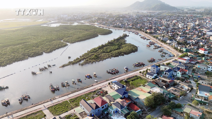 Xã Thạch Kim (huyện Lộc Hà, Hà Tĩnh) hiện có hơn 100 tàu thuyền đánh bắt cá, cung cấp nguồn nguyên liệu dồi dào cho nghề nướng cá của người dân địa phương. Ảnh: Hữu Quyết – TTXVN