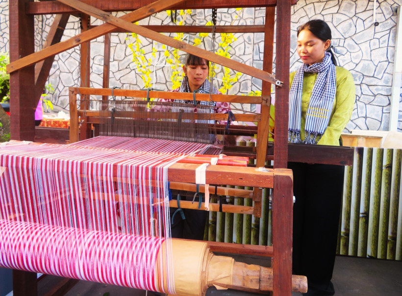 Nghệ nhân dân tộc Chăm biểu diễn dệt khăn rằn. Ảnh: Ánh Tuyết – TTXVN