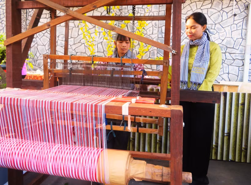 Nghệ nhân dân tộc Chăm biểu diễn dệt khăn rằn. Ảnh: Ánh Tuyết – TTXVN