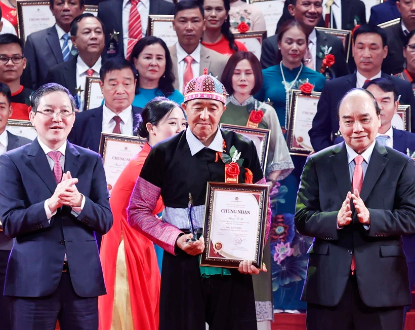Chủ tịch nước dự lễ tôn vinh 100 Nông dân Việt Nam xuất sắc năm 2022