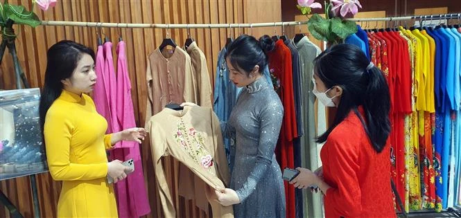 Triển lãm không gian áo dài lụa và gai tại Quảng Ninh 