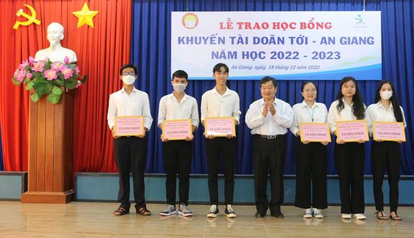 An Giang trao 48 suất học bổng cho học sinh, sinh viên có thành tích học tập xuất sắc