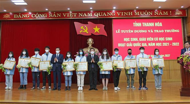 Thanh Hóa tuyên dương và trao thưởng cho 79 học sinh, giáo viên có học sinh đoạt giải Quốc gia năm học 2021-2022