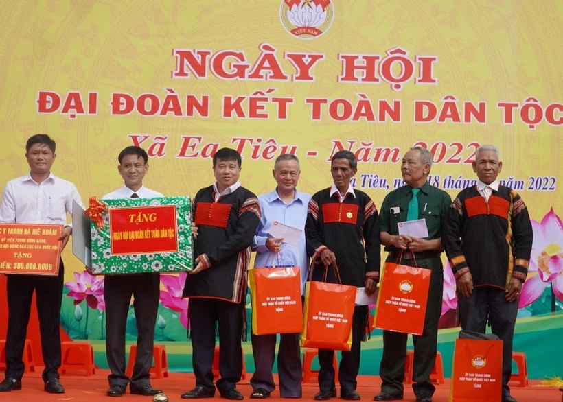 Chủ tịch Hội đồng Dân tộc Y Thanh Hà Niê Kđăm dự Ngày hội Đại đoàn kết toàn dân tộc tại xã Ea Tiêu
