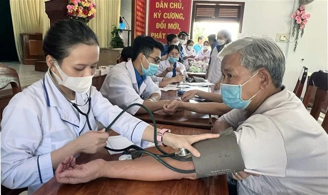 Thầy thuốc trẻ tỉnh Phú Yên chăm sóc sức khỏe hậu COVID-19 cho người dân