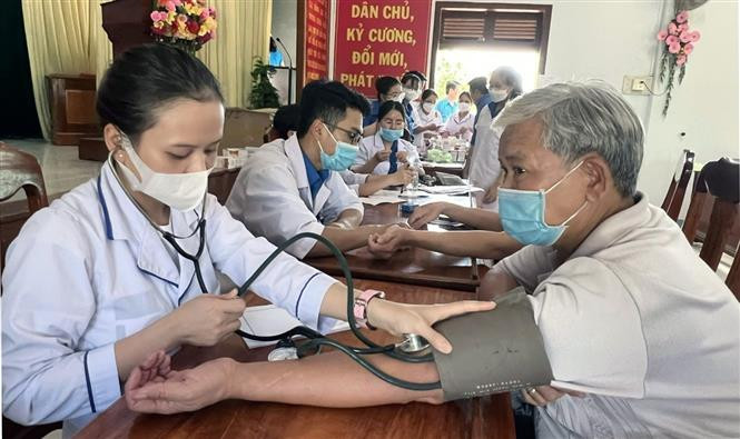 Thầy thuốc trẻ tỉnh Phú Yên chăm sóc sức khỏe hậu COVID-19 cho người dân