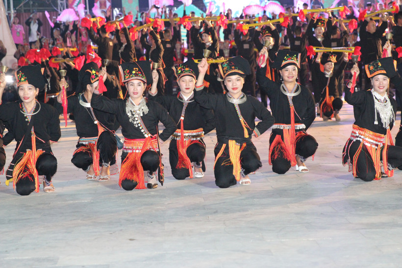 555 nghệ nhân và người dân các tộc người Dao trắng, Dao đỏ, Dao tuyển tham gia biểu diễn. Ảnh: TTXVN