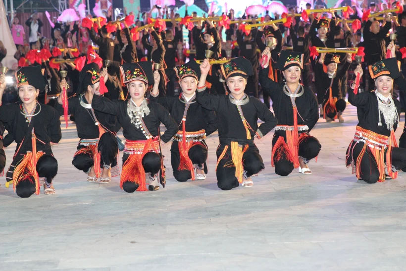 555 nghệ nhân và người dân các tộc người Dao trắng, Dao đỏ, Dao tuyển tham gia biểu diễn. Ảnh: TTXVN