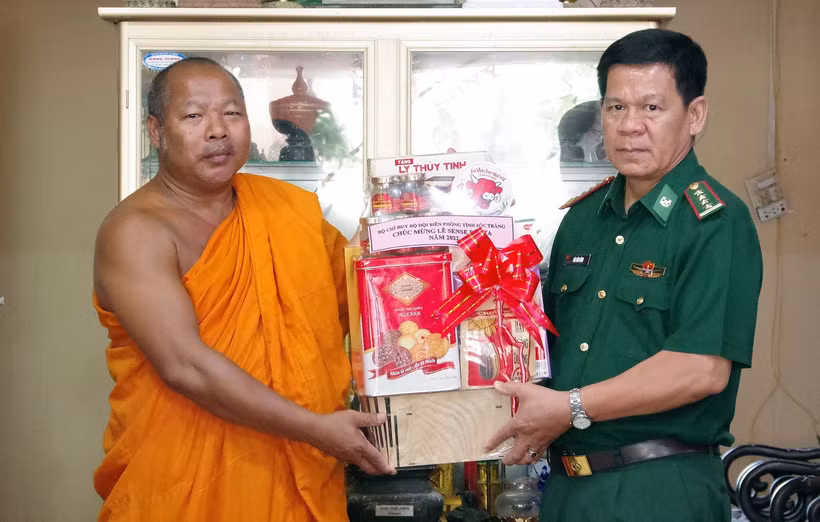 Bộ đội Biên phòng Sóc Trăng thăm, tặng quà sư sãi đồng bào Khmer dịp Lễ Sen Dolta