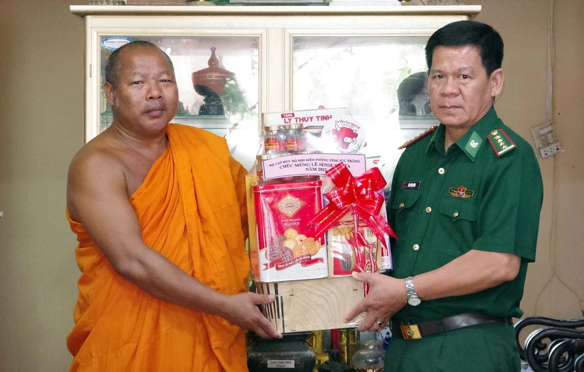 Bộ đội Biên phòng Sóc Trăng thăm, tặng quà sư sãi đồng bào Khmer dịp Lễ Sen Dolta