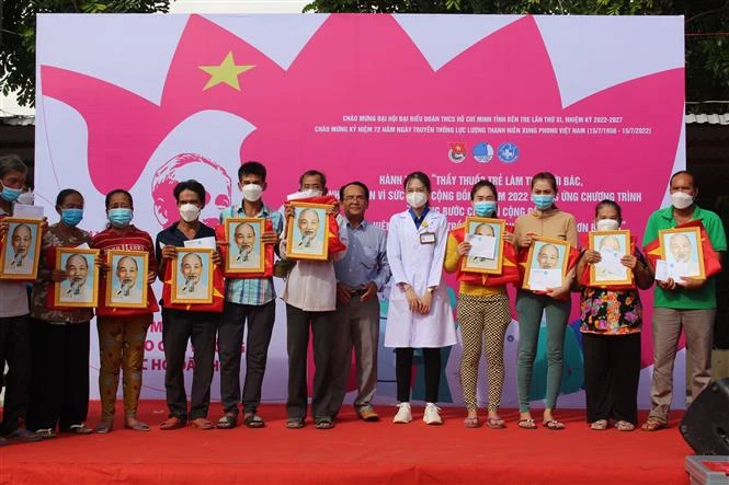 Thầy thuốc trẻ tỉnh Bến tre về với người dân vùng biển