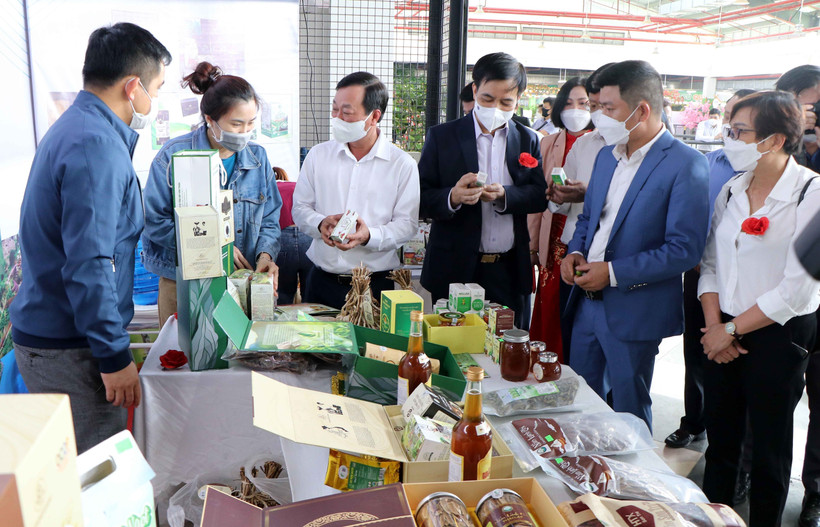 Khách hàng tham quan, lựa chọn sản phẩm tại các gian hàng quảng bá, giới thiệu sản phẩm OCOP. Ảnh: Trung Kiên - TTXVN