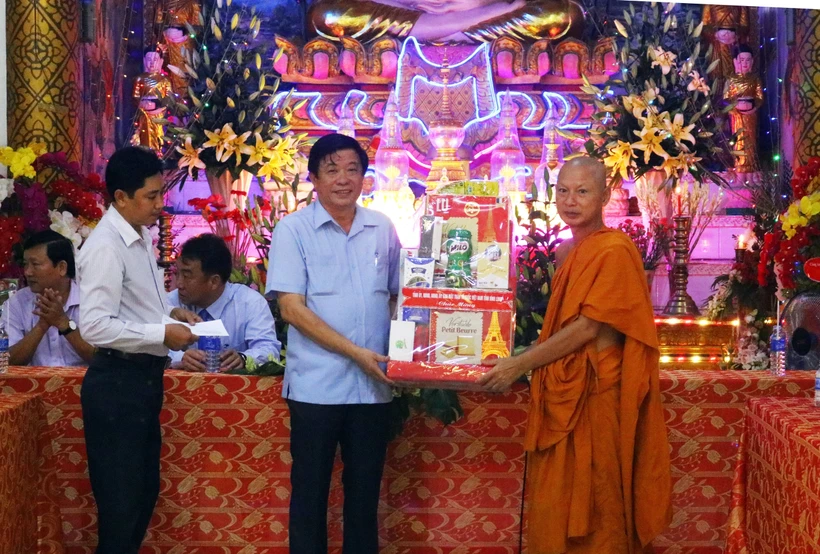 Lãnh đạo tỉnh Vĩnh Long chúc mừng lễ Sene Dolta của đồng bào dân tộc Khmer
