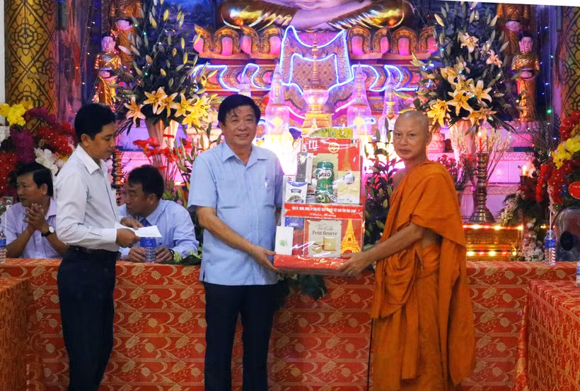 Lãnh đạo tỉnh Vĩnh Long chúc mừng lễ Sene Dolta của đồng bào dân tộc Khmer