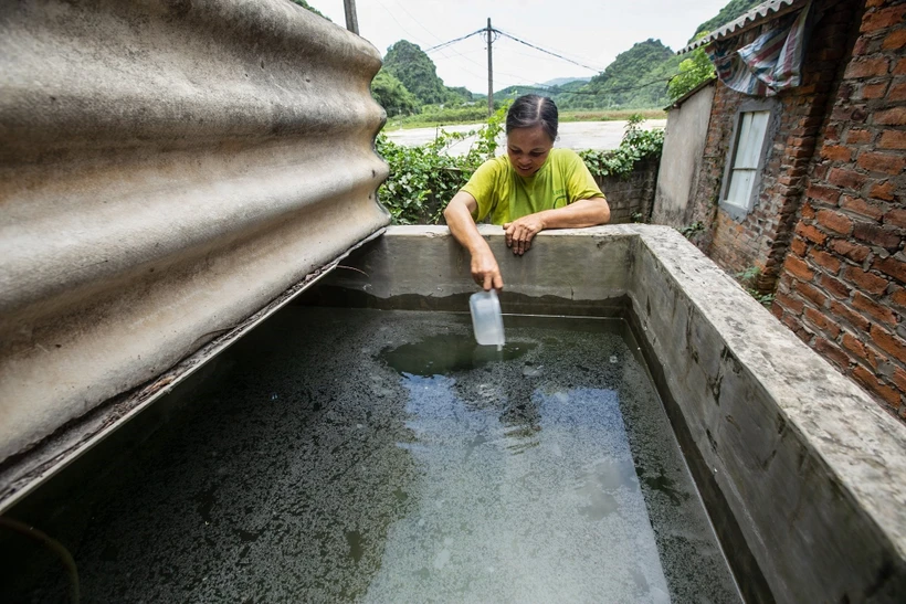 Bể nước nhà bà Nguyễn Thị Đào ở thôn Đồng Om là một trong những hộ sinh sống gần kề với mỏ đá Phú Đỉnh phủ váng trắng xóa bởi bụi đá. Ảnh: Trọng Đạt - TTXVN