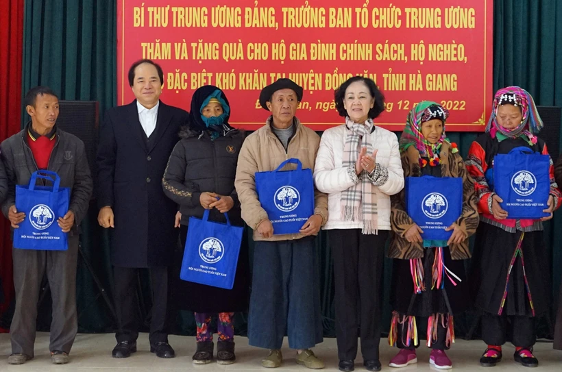 Đồng chí Trương Thị Mai thăm, tặng quà gia đình chính sách và học sinh dân tộc thiểu số có hoàn cảnh khó khăn tại Hà Giang