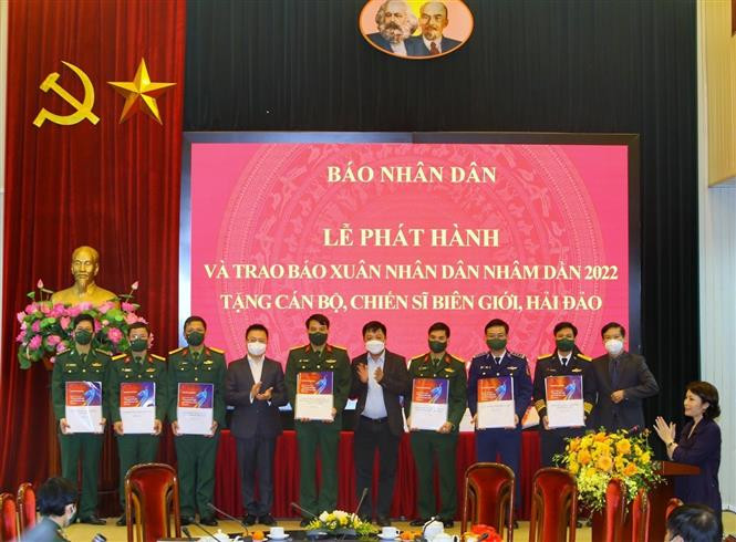 Trao tặng Báo Nhân Dân Xuân Nhâm Dần 2022 tặng cán bộ, chiến sỹ biên giới, hải đảo