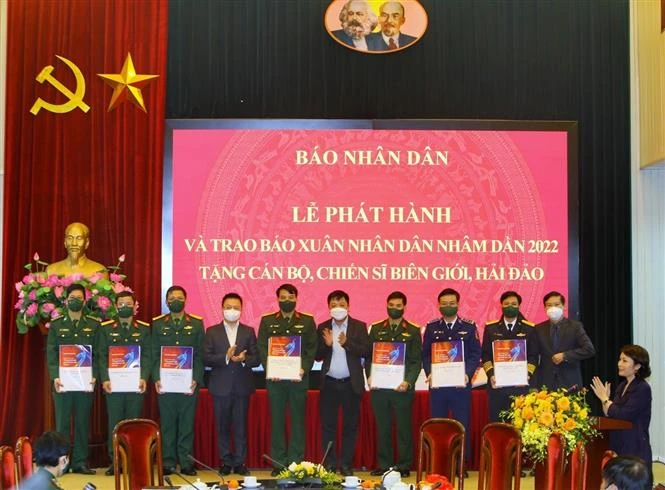 Trao tặng Báo Nhân Dân Xuân Nhâm Dần 2022 tặng cán bộ, chiến sỹ biên giới, hải đảo