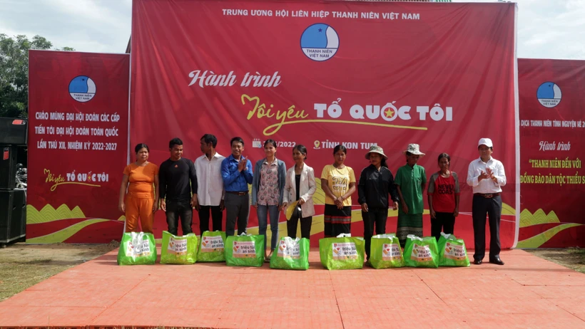 Hành trình "Tôi yêu Tổ quốc tôi" hướng về đồng bào vùng biên giới tỉnh Kon Tum