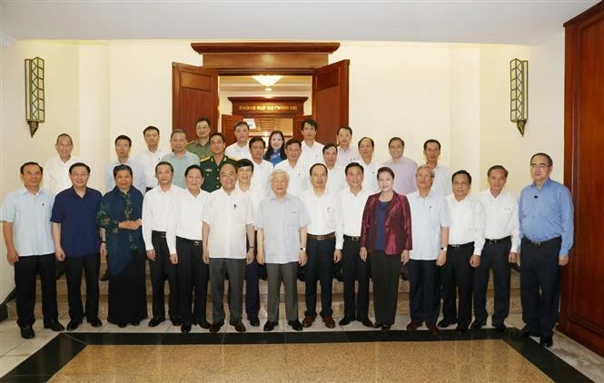 Tổng Bí thư, Chủ tịch nước Nguyễn Phú Trọng và các đồng chí Bộ Chính trị với các đồng chí Ban Thường vụ Tỉnh ủy Thanh Hóa. Ảnh : Trí Dũng - TTXVN