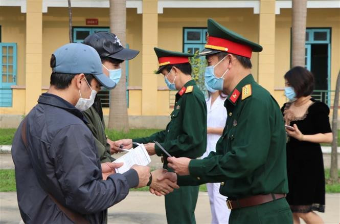 Lãnh đạo Bộ Chỉ huy quân sự tỉnh Hòa Bình trao giấy chứng nhận hoàn thành thời gian cách ly cho công dân. Ảnh: Thanh Hải - TTXVN