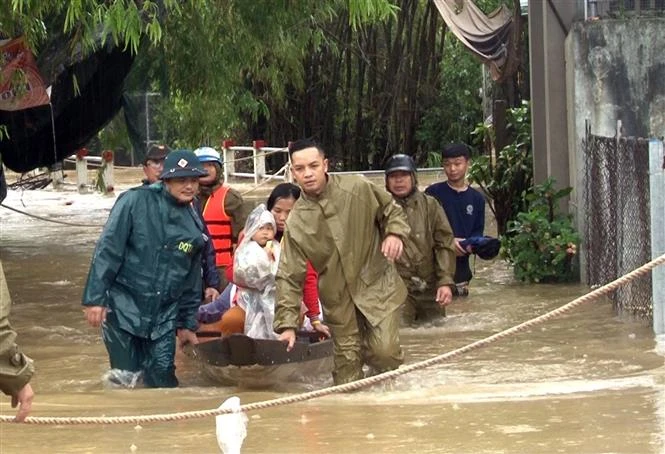 Bộ trưởng Nguyên Xuân Cường: Không để người dân rơi vào tình cảnh "màn trời chiếu đất" trong lũ bão