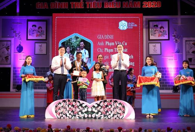 Tuyên dương 22 gia đình trẻ tiêu biểu năm 2020