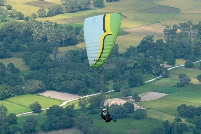 Phi công khám phá vẻ đẹp của vùng Bảy Núi An Giang. Ảnh: Công Mạo-TTXVN