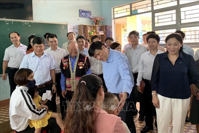 Giáo sư, Tiến sĩ Nguyễn Thanh Long, quyền Bộ trưởng Bộ Y tế dự và phát động chiến dịch tiêm chủng phòng bệnh bạch hầu toàn khu vực Tây Nguyên. Ảnh: Quang Thái- TTXVN
