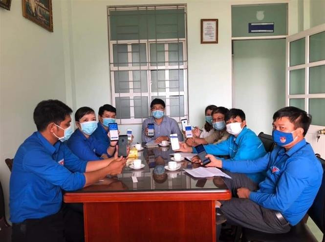 Đoàn viên thanh niên tỉnh Gia Lai xung kích, đi đầu trong việc cài đặt ứng dụng Bluezone nhằm phòng, chống dịch Covid-19. Ảnh TTXVN phát