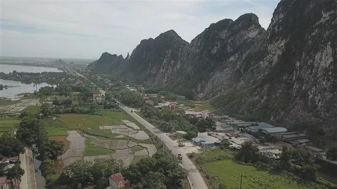 Đường Hồ Chí Minh đoạn qua huyện Lương Sơn là tuyến đường kết nối vùng giữa các tình Hòa Bình - Hà Nam - Ninh Bình - Thanh Hóa. Ảnh: Trọng Đạt - TTXVN