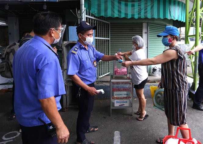 Đa số người dân Đà Nẵng luôn nghiêm túc phối hợp với chính quyền trong các biện pháp phòng, chống dịch. Ảnh: Quốc Dũng - TTXVN