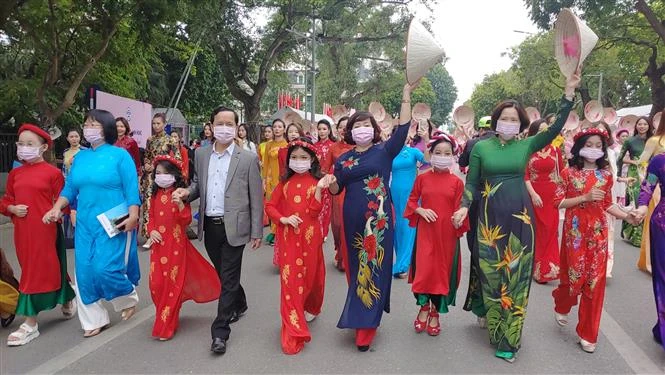 Hà Nội tôn vinh tà áo dài truyền thống trong “Hương sắc Tràng An”