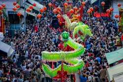 Sôi động diễu hành nghệ thuật đường phố mừng Lễ hội Nguyên tiêu