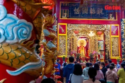 Vào dịp lễ lớn, bà con người Hoa ở phường Chợ Lớn luôn thể hiện lòng thành kính đối với Chủ tịch Hồ Chí Minh qua các hoạt động văn hóa truyền thống.