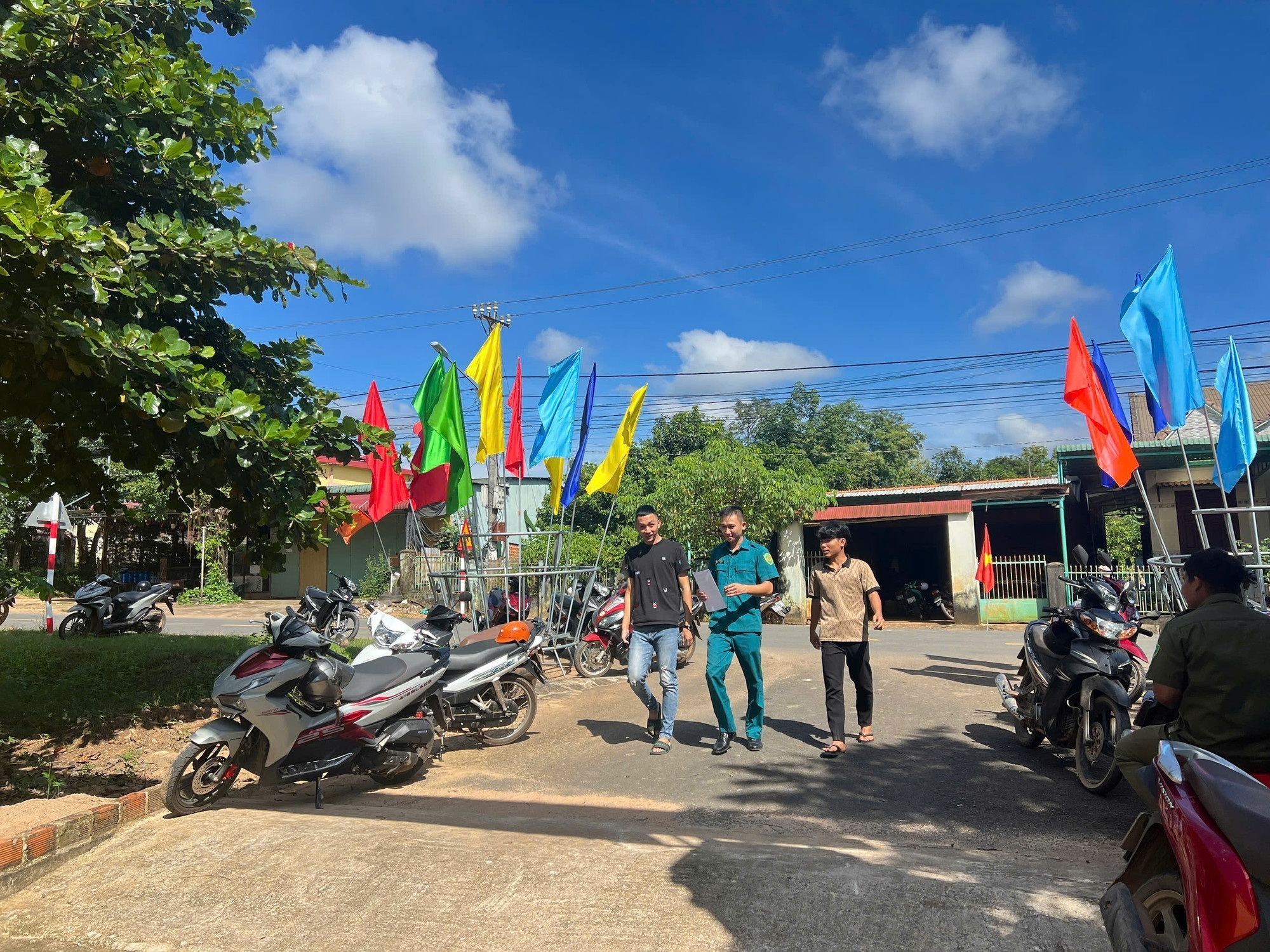 Thanh niên biên giới Gia Lai hào hứng đến nộp đơn tình nguyện lên đường nhập ngũ. gia-lai-131025-10.jpg