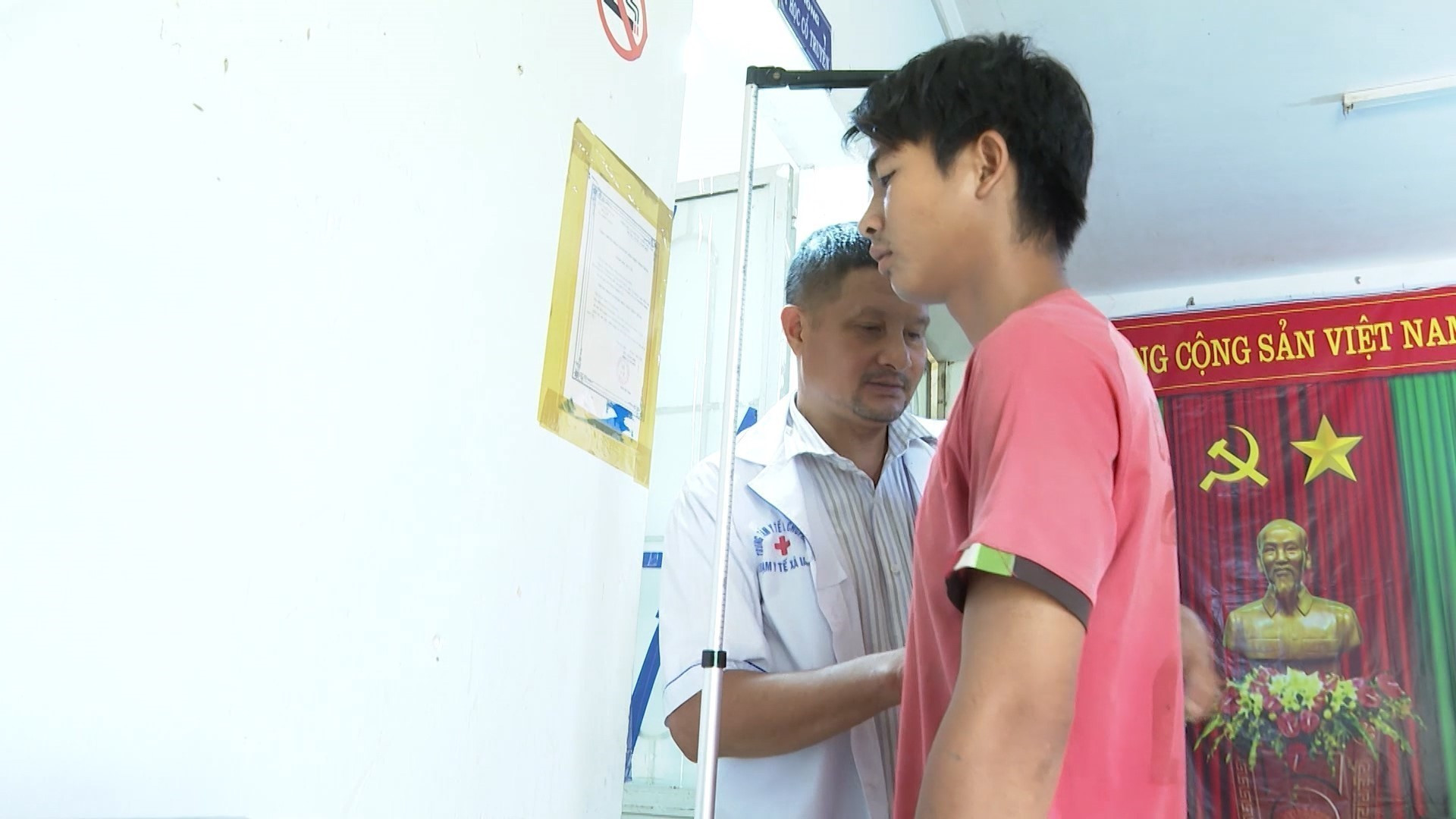 Các trạm y tế xã biên giới tỉnh Gia Lai thực hiện công tác sơ tuyển sức khỏe cho thanh niên tình nguyện nhập ngũ. gia-lai-131025-11.jpg