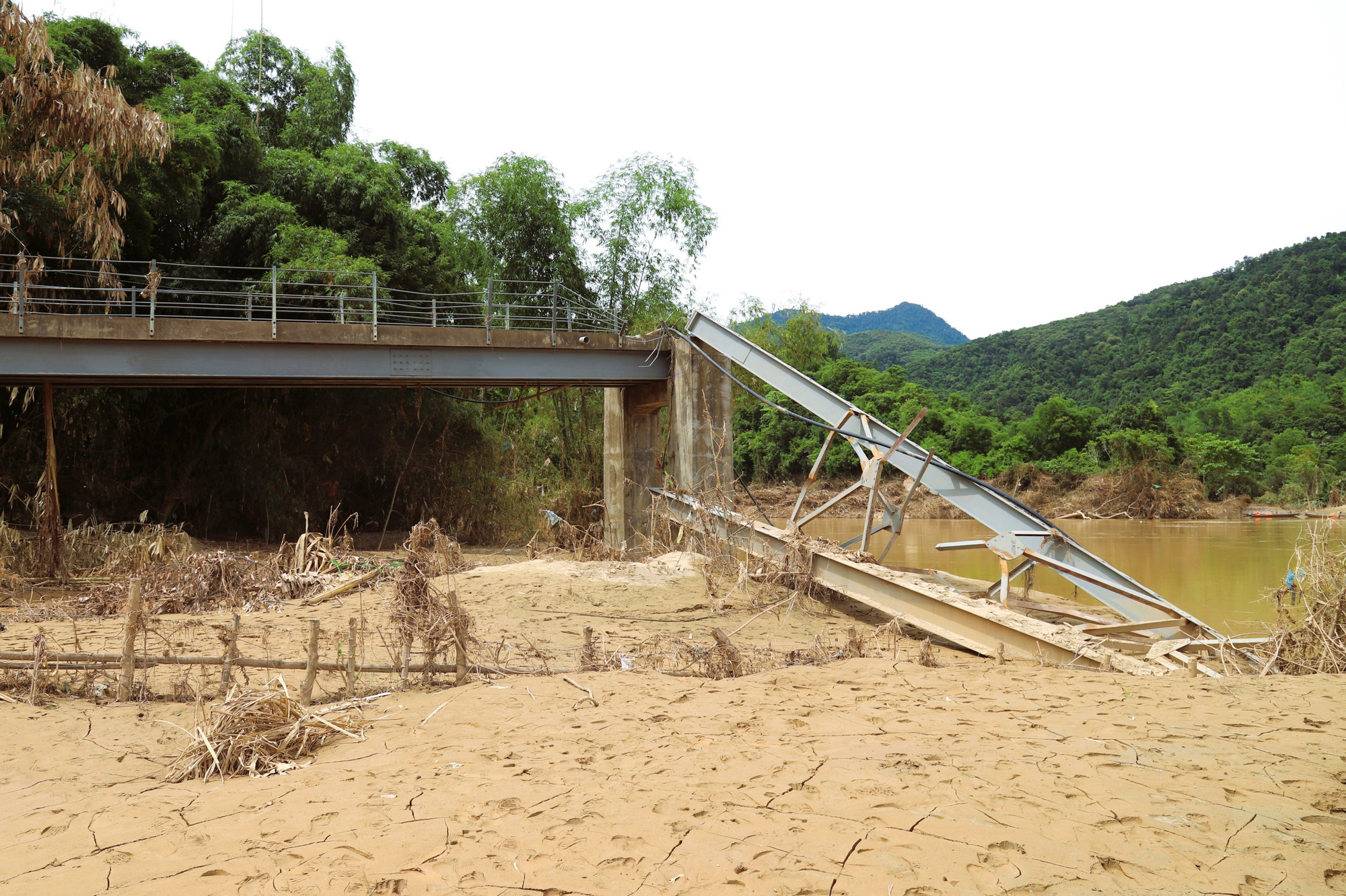 Tại xã Tương Dương (tỉnh Nghệ An) trong đêm 22 và rạng sáng ngày 23/7, có 3 cầu treo bị lũ kéo đổ, cuốn trôi khiến các bản Mác, Lau, Nhẵn và Chắn bên kia sông Lam với gần 400 hộ dân bị cô lập. cau-treo-7825-11.jpg
